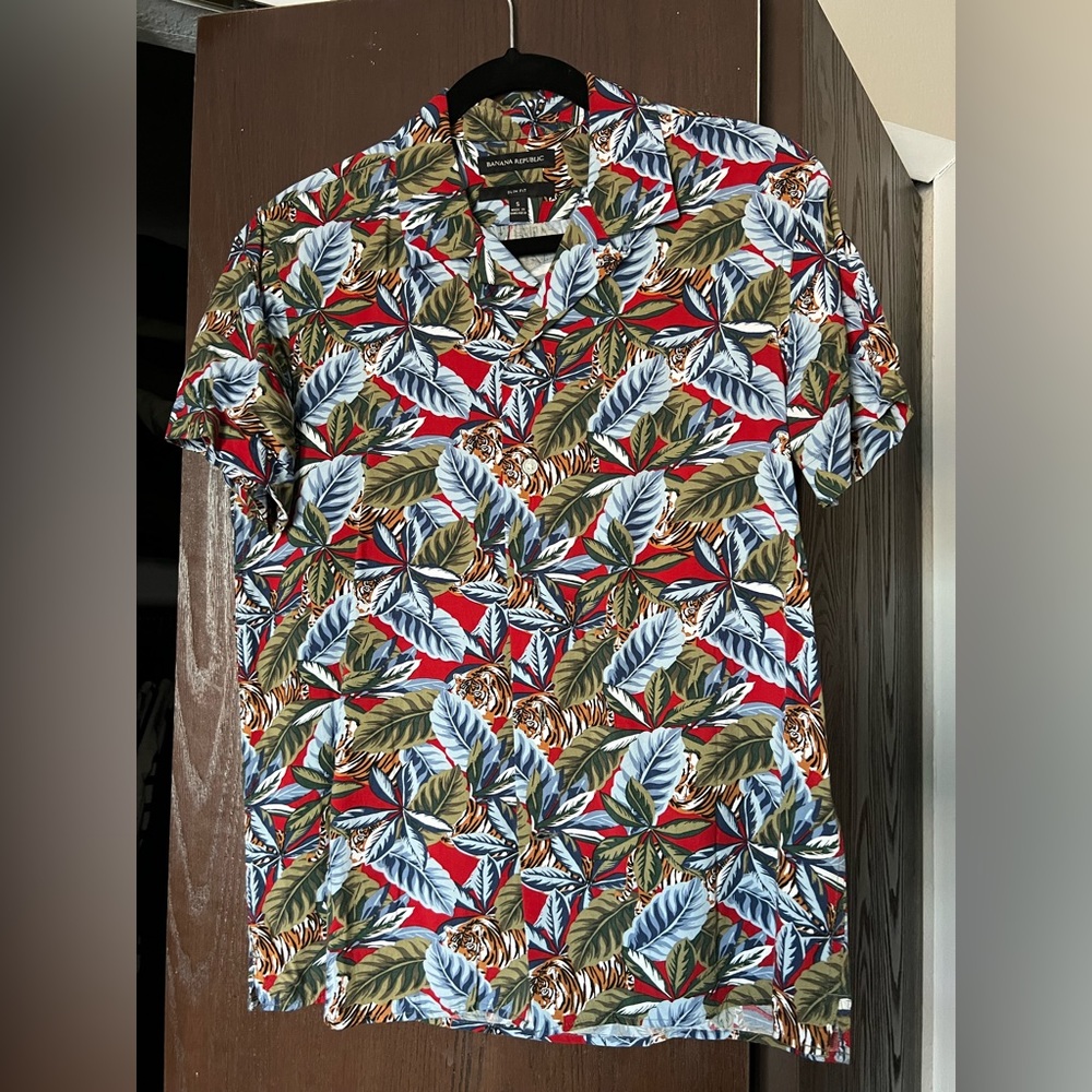 Banana Republic Men’s Tiger Pattern Camp Collar Shirt, Small